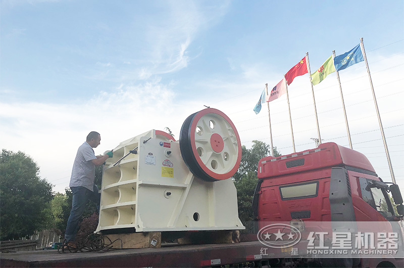 开云登陆入口机器大型颚破石子机发货现场