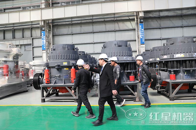 客户到设备生产车间参观 客户到设备生产车间参观