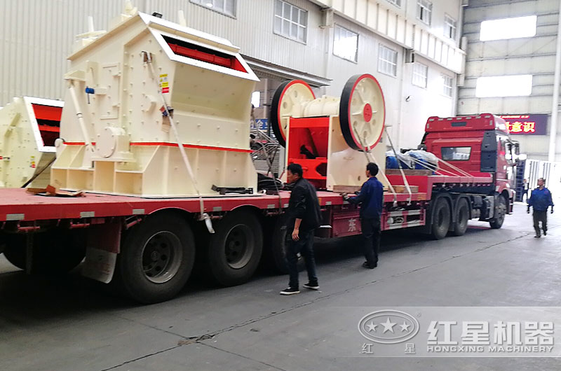 河南开云登陆入口石子加工机器装车，准备发货