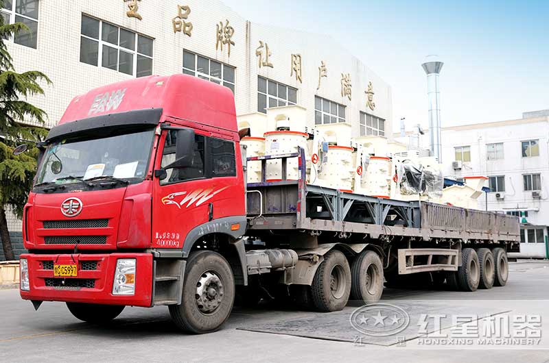 两台小型粉沙子机器从河南开云登陆入口总部发货出厂