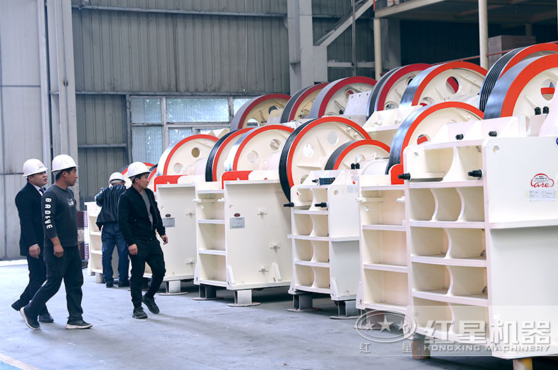 用户前来选购10万以下的矿石破碎设备 用户前来选购10万以下的矿石破碎设备