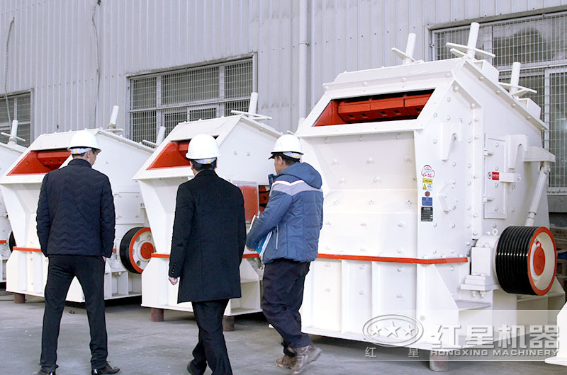 开云登陆入口客户到厂参观反击式破碎机