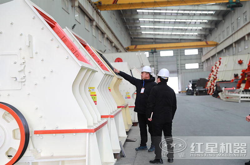 开云登陆入口客户到厂参观锤式打砂机