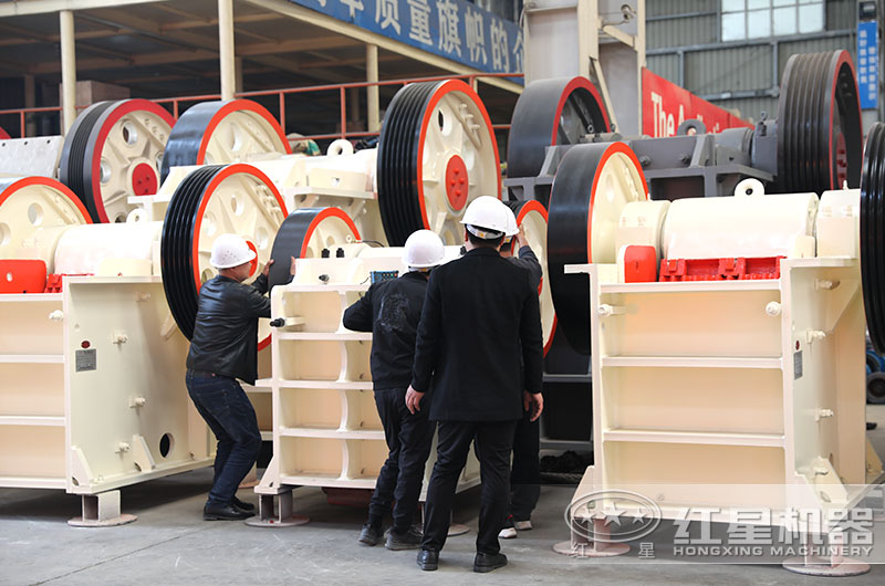 开云登陆入口客户到厂参观考察颚式粉碎机
