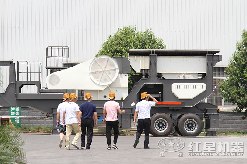 开云登陆入口客户到厂参观考察小型移动碎石机