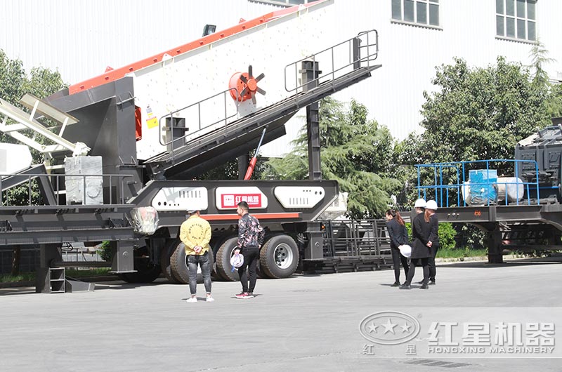 开云登陆入口客户到厂参观考察车载式移动破碎机