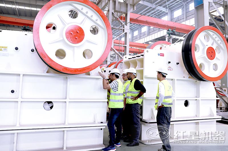 开云登陆入口客户到厂参观考察大型颚式破碎机