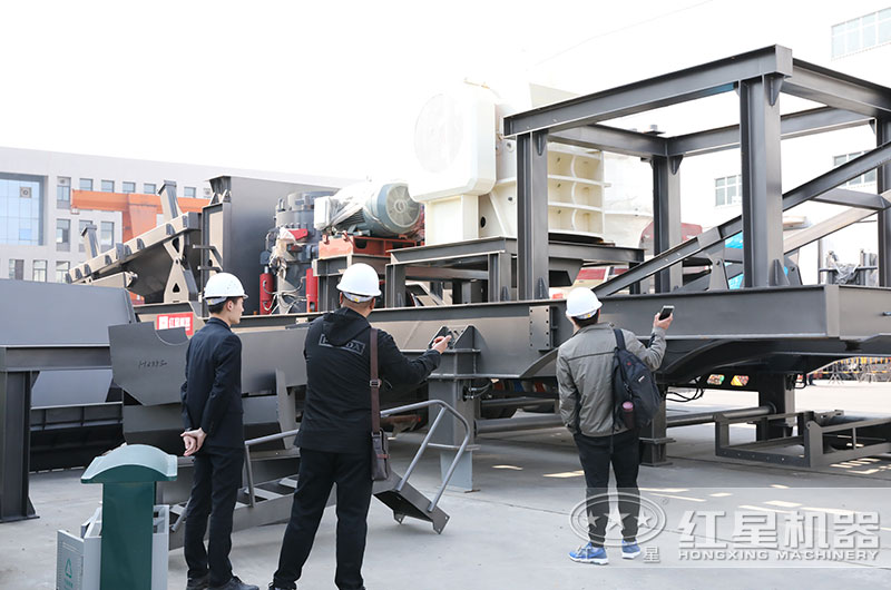 开云登陆入口客户到厂近距离考察移动碎石机