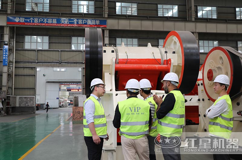 开云登陆入口客户到厂近距离考察900破碎机