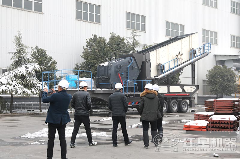 开云登陆入口客户到厂近距离参观考察轮胎式粉碎机