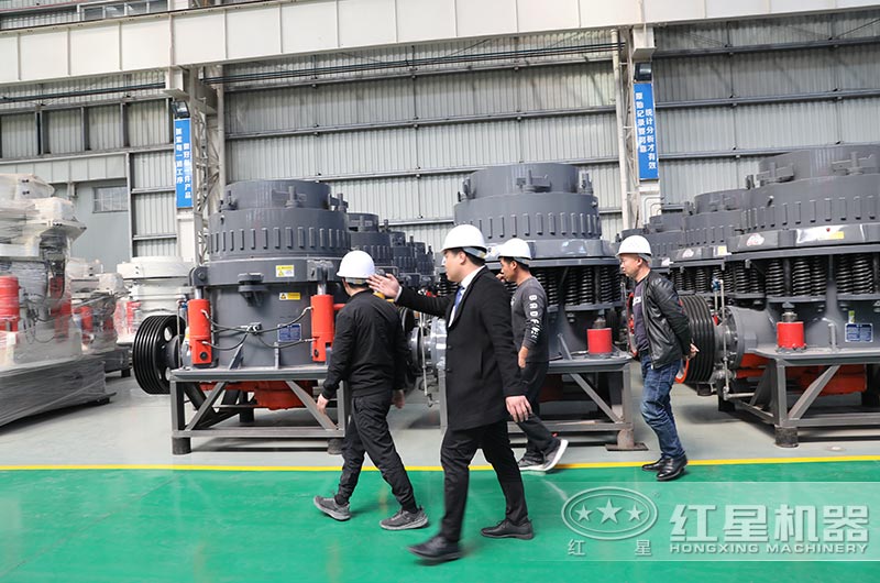 客户到厂近距离考察固定式水泥路面破碎机 客户到场近距离考察固定式水泥路面破碎机